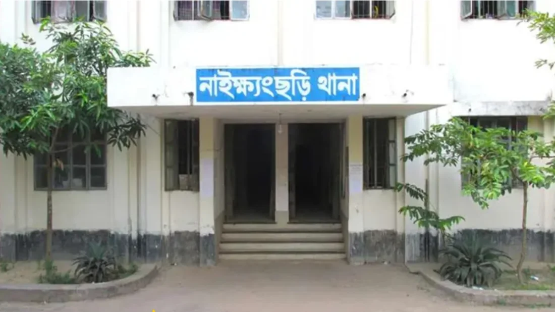 ৯৯৯-এ ফোন পেয়ে ঘটনাস্থলে গিয়ে হামলায় শিকার পুলিশ
